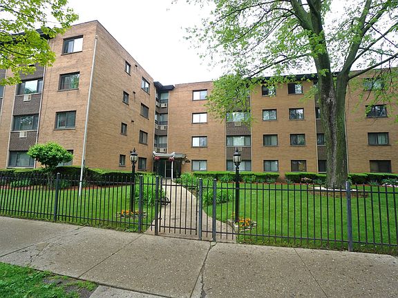 2nd image of 1600 W Greenleaf Ave APT 206
