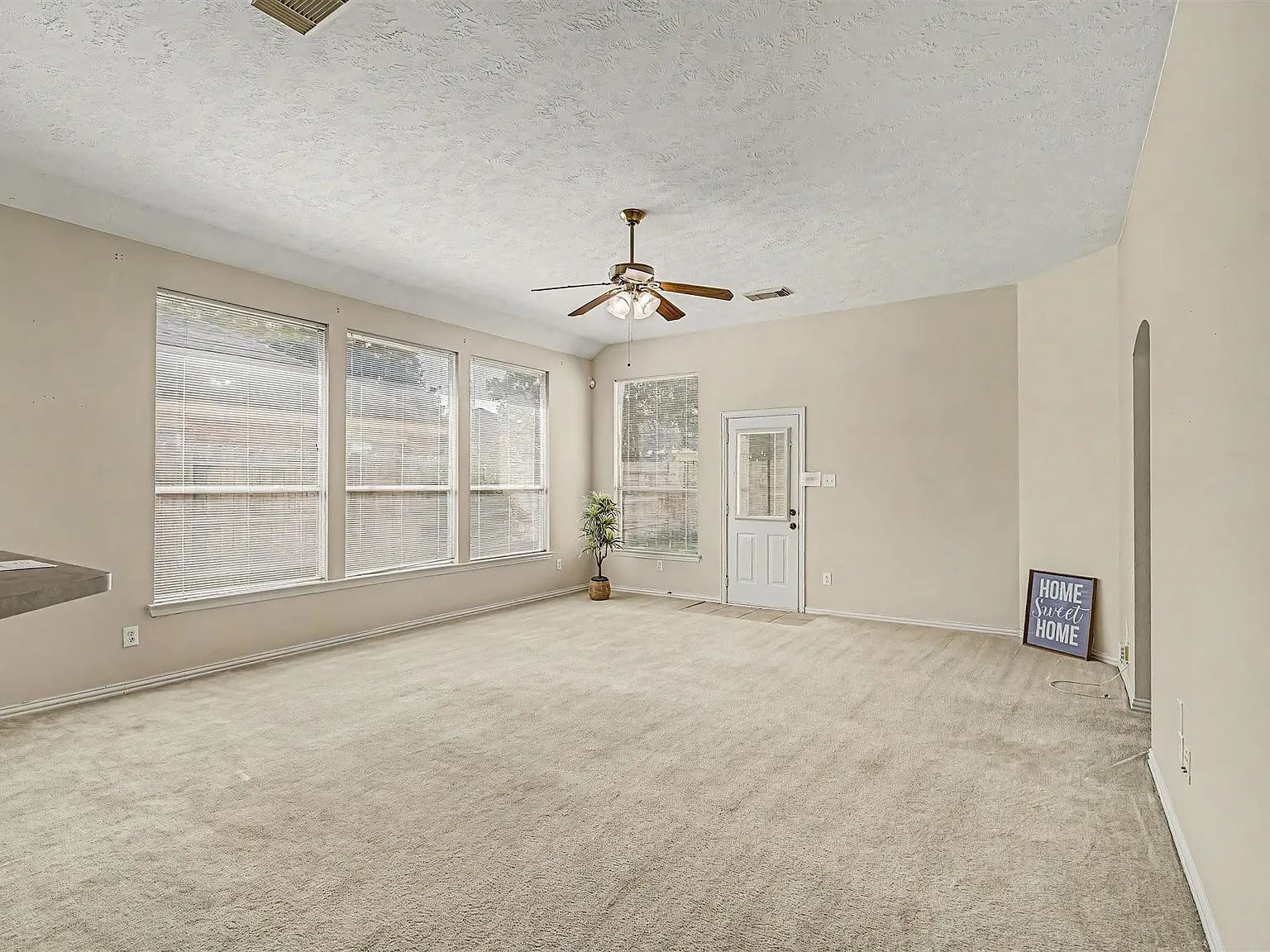 3 bed, 2.0 bath, 2223 sqft, $1,950 — Photo 4