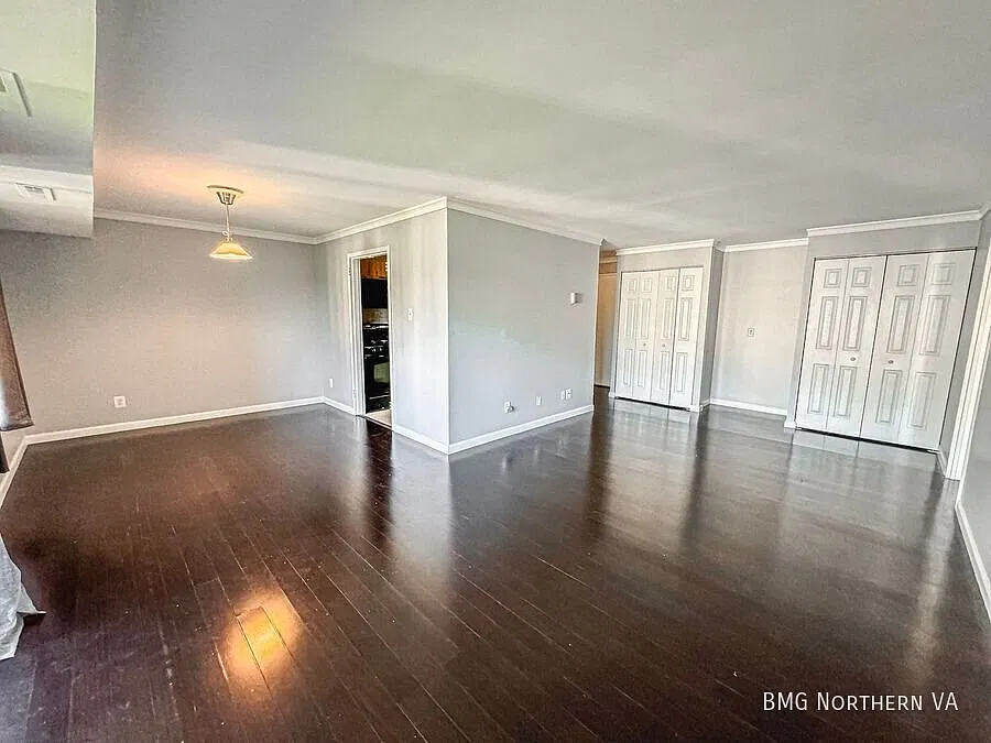 Sun-filled and Modern 2 Bed 2 Bath In Amenity Rich Woodlake Towers — Photo 3