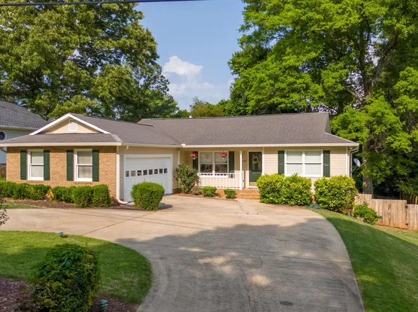 1009 Berkshire Dr, Anniston, AL 36207