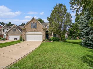 11813 Hunters Park Ct, Livonia, MI 48150