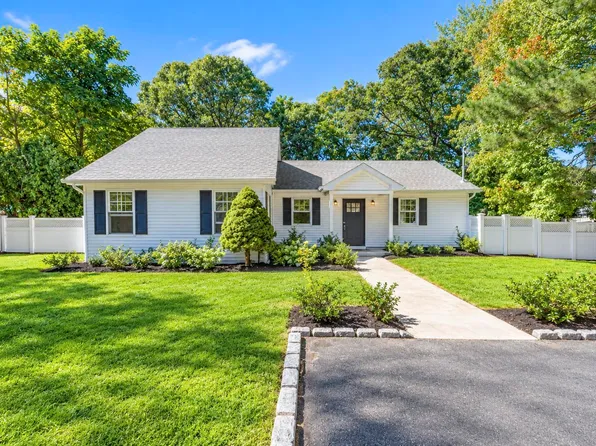 212 N Evergreen Dr, Selden, NY 11784