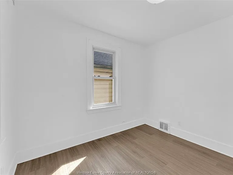 3622 Queen St — Photo 14