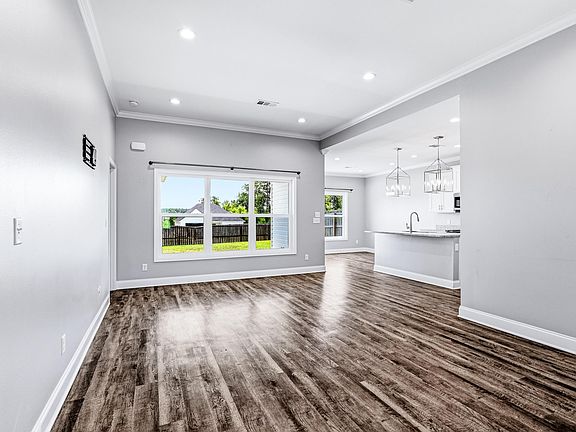 4th image of 203 Yellow Pine Dr