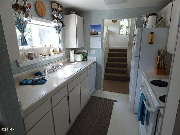 5th image of 3017 SW Beach Ave