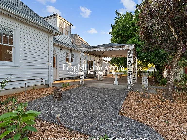 19825 SE Stark St — Photo 32