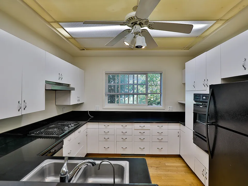 1179 W 28th St