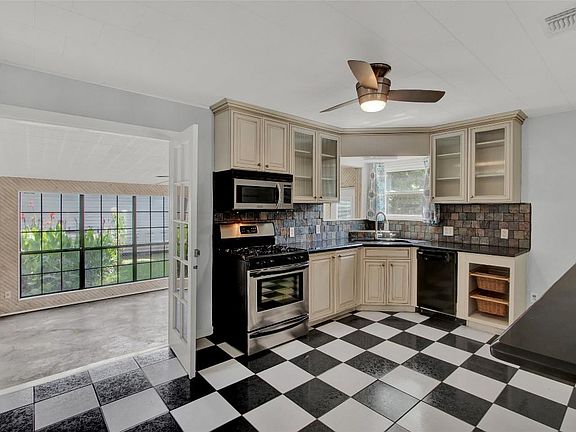 5th image of 1302 Bonham Dr