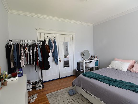 4th image of 12 Greenway Ct APT 1