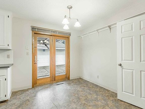 5th image of 696 Larpenteur Ave E