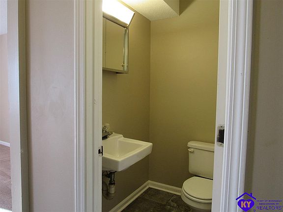 4th image of 300 Berkley Ct