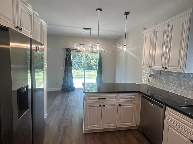 2323 E Maple Rd — Photo 8