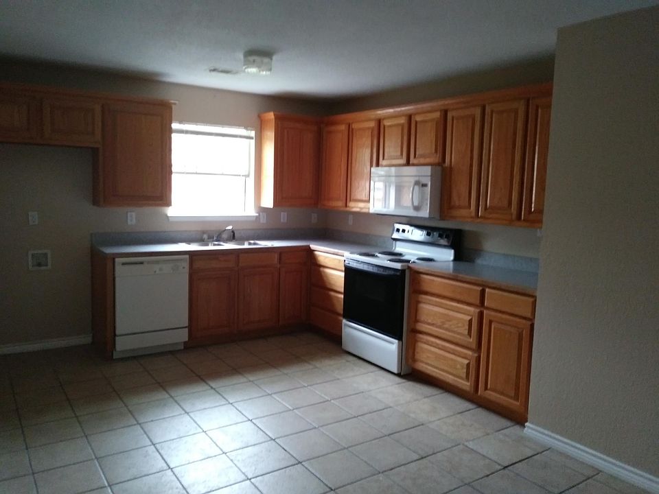 2nd image of 517 E Ball St