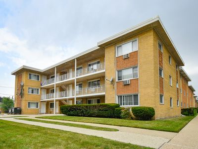 4600 River Rd APT C2, Schiller Park, IL, 60176