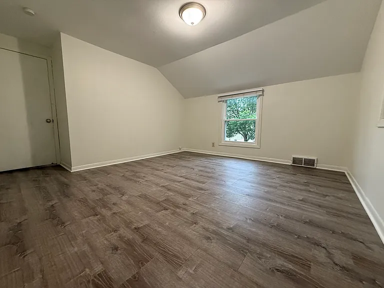5577 N Kent Ave — Photo 20