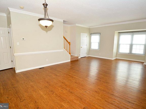 3rd image of 302 Barrie Pl