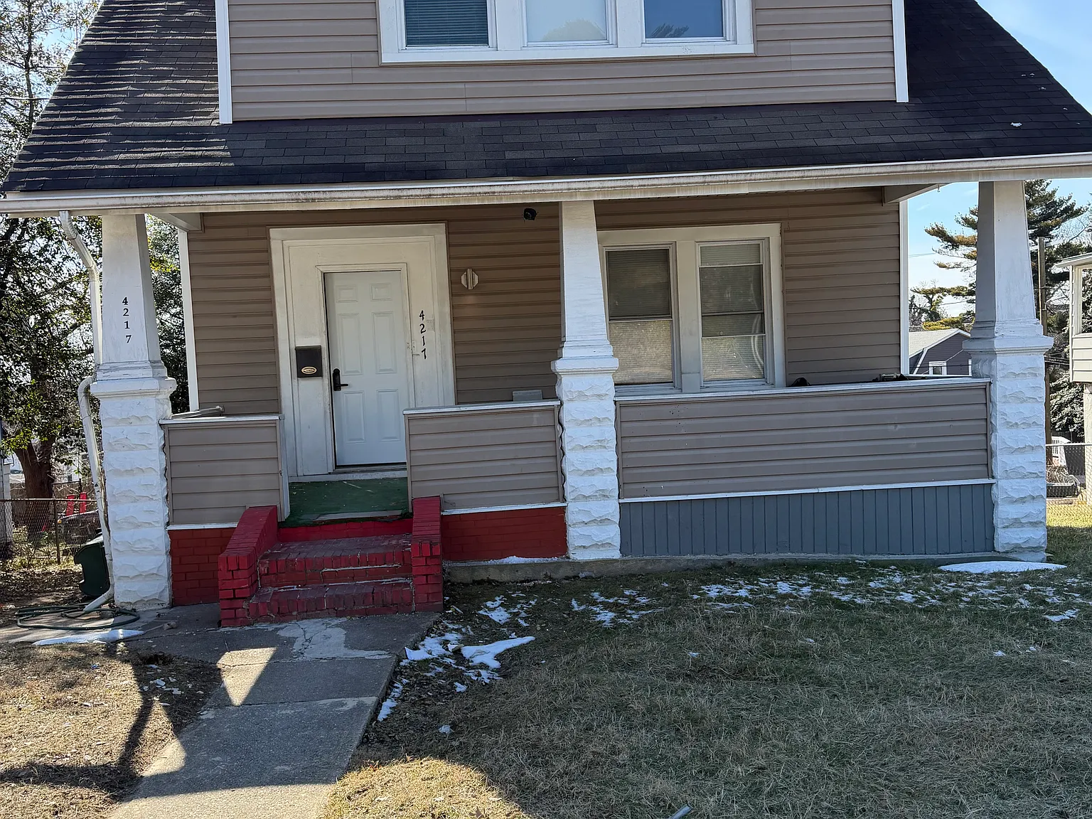 4 bed, 100 sqft, $750 — Photo 1