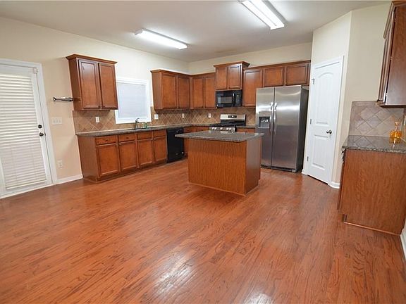 5th image of 455 Wakefield Trce
