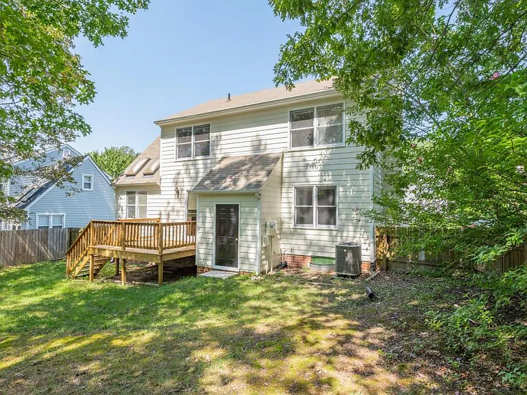 8915 Castle Point Dr — Photo 37