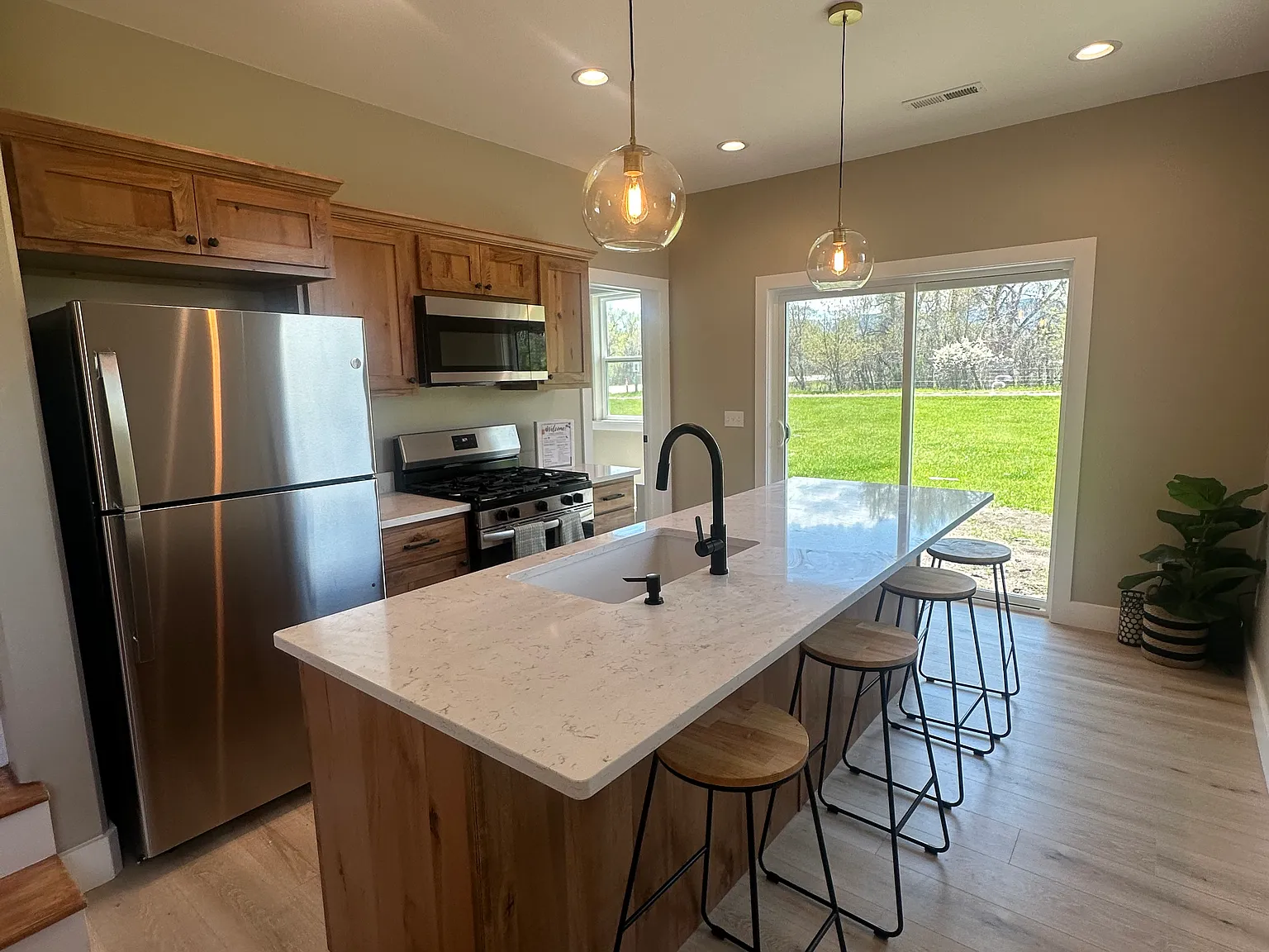 3 bed, 1100 sqft, $3,200 — Photo 4