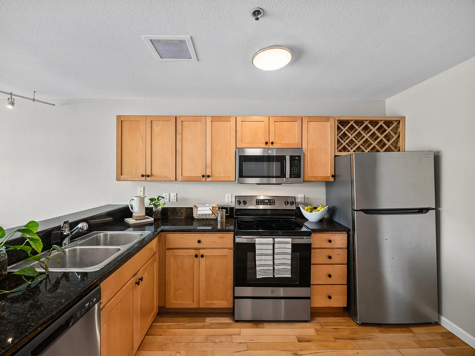 840 NW Naito Parkway — Photo 4