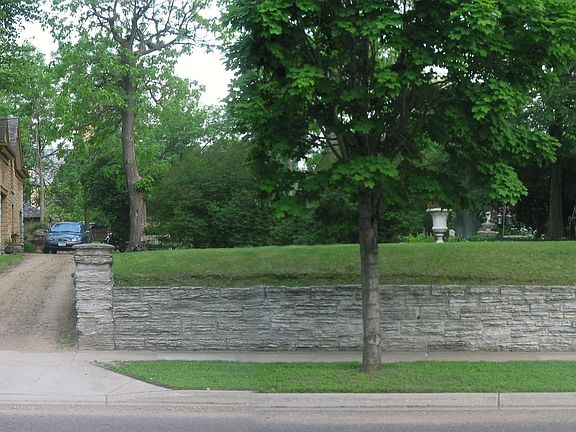 Side Yard (Facing Frt)