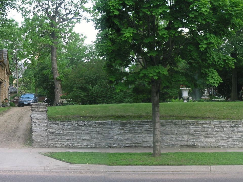Side Yard (Facing Frt)