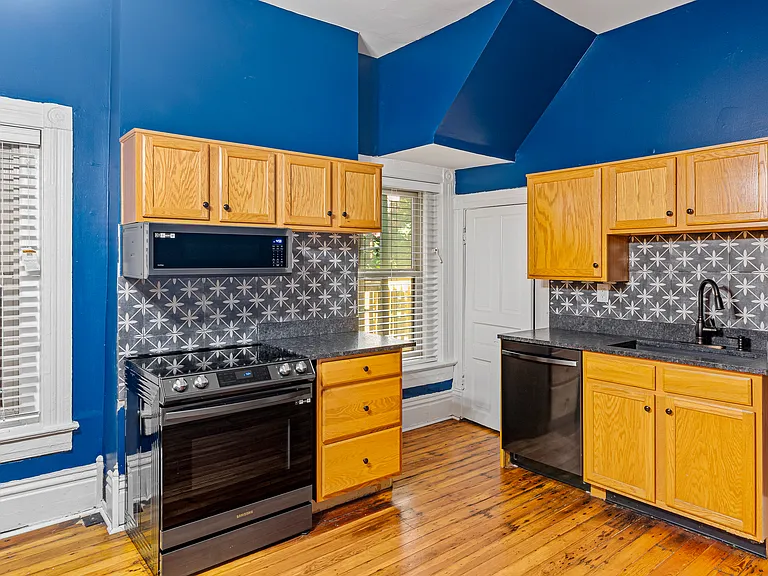 112 W Burnett Ave #1 — Photo 8