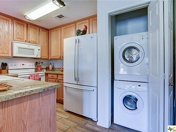 4th image of 730 Mather St #101