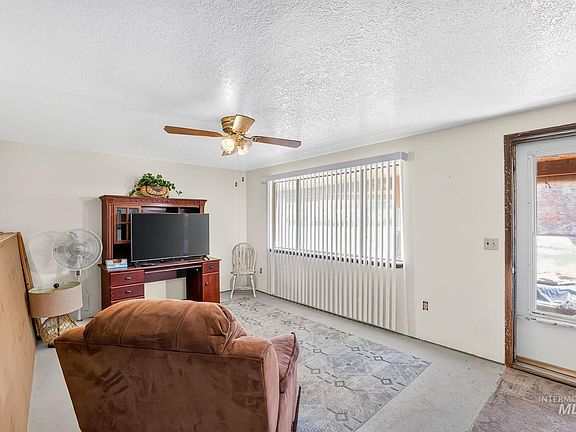 5th image of 213 Katherine St