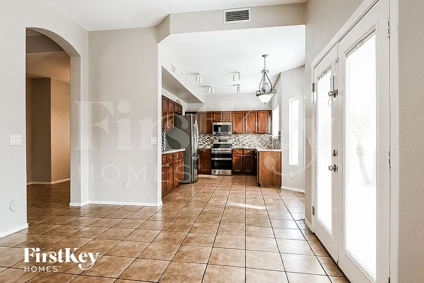 4 bed, 2.5 bath, 2447 sqft, $2,370 — Photo 4
