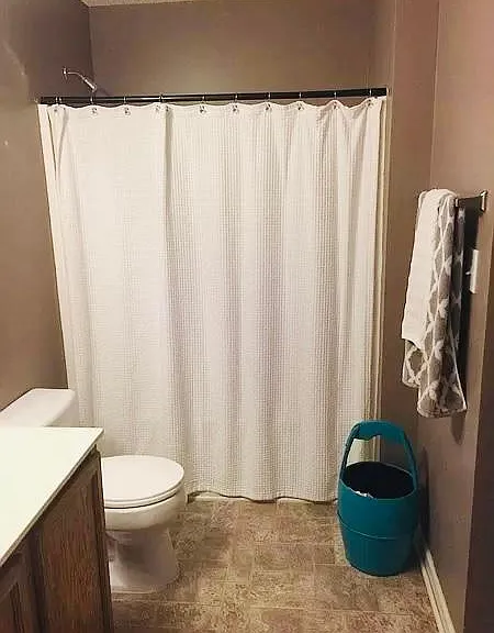 Guest bath/Jack n Jill bath located off 2nd bedroom