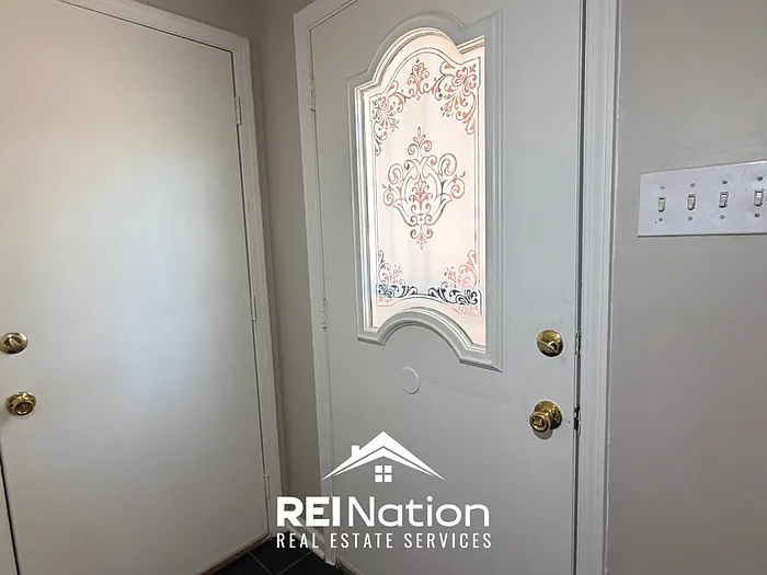 3 bed, 2.0 bath, 1360 sqft, $1,645 — Photo 2