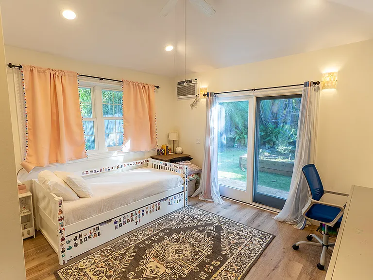 211 Portlock Rd — Photo 33