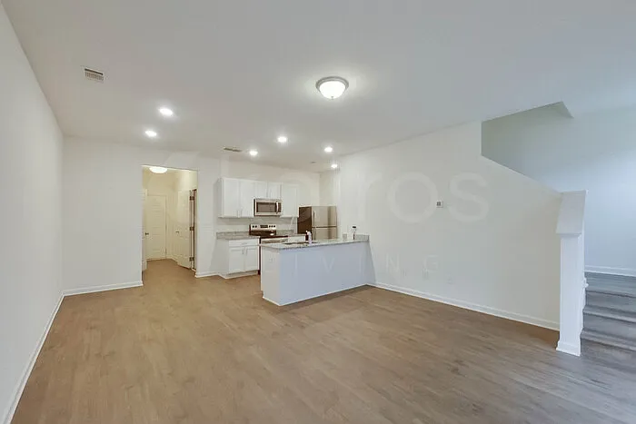 3 bed, 2.5 bath, 1304 sqft, $1,595 — Photo 2