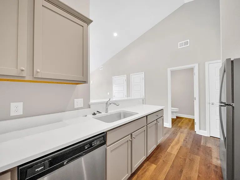 HILLRISE APARTMENTS — Photo 29