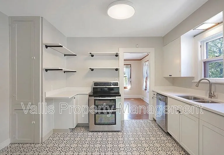 1760 Winter St SE — Photo 8
