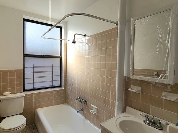5th image of 69 Pinehurst Ave APT 2E