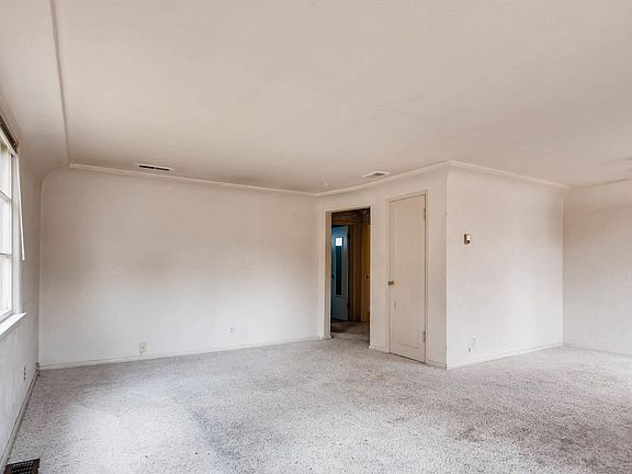 5th image of 2618 Linden Ln