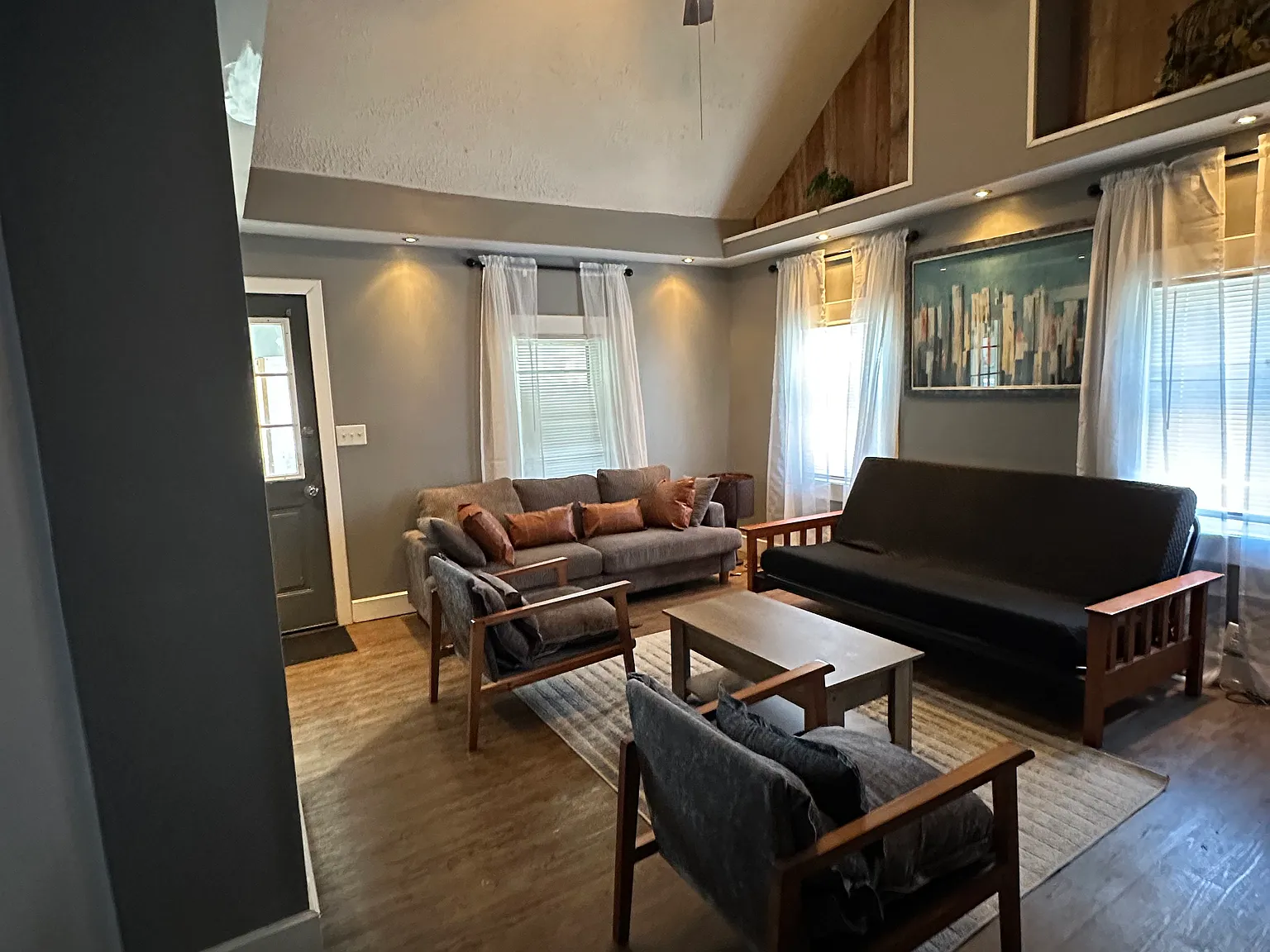 404 E Jackson St — Photo 3