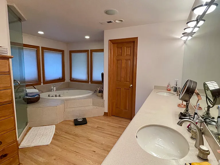 560 University Ave — Photo 49