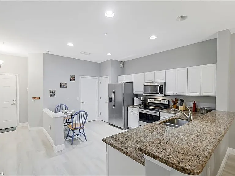 836 Hampton Cir #171 — Photo 7