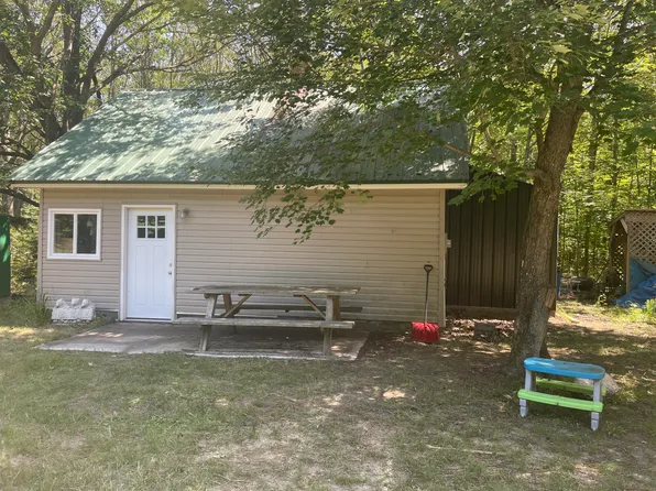 8582 E Sand Ridge Rd, Goetzville, MI 49736