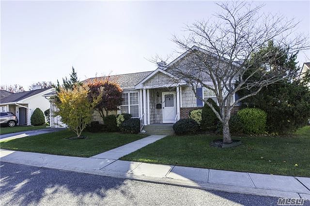 1st image of 4 Daria Dr