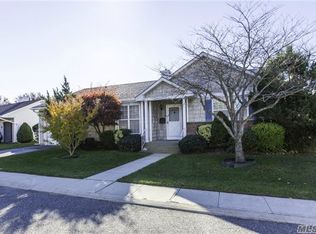 4 Daria Dr, Oakdale, NY 11769