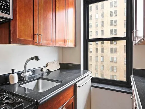 161 West 16th Street image 2 of 10