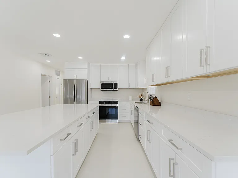 3199 NE 6th Dr — Photo 22