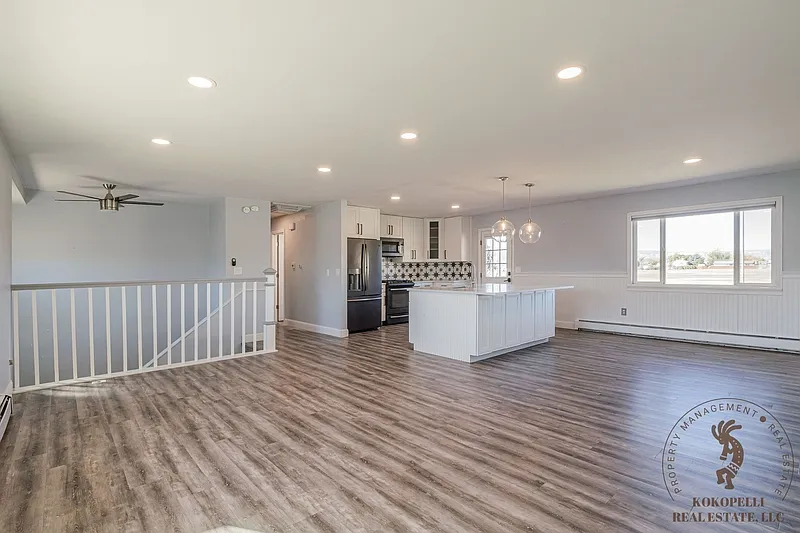 4 bed, 2.0 bath, 2258 sqft, $2,000 — Photo 2