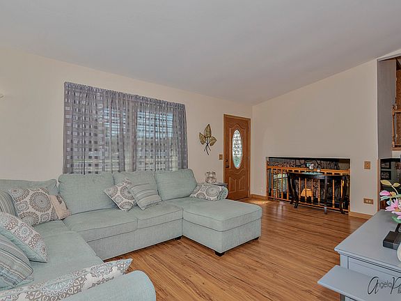 4th image of 2316 E Grand Ave