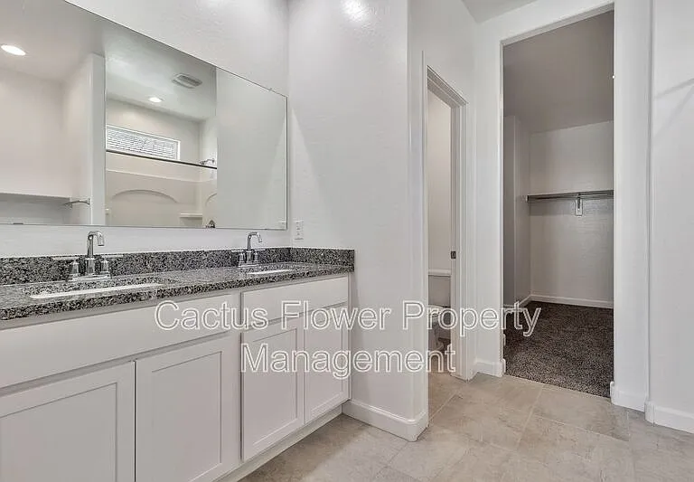 1718 W Sombra Ave — Photo 20